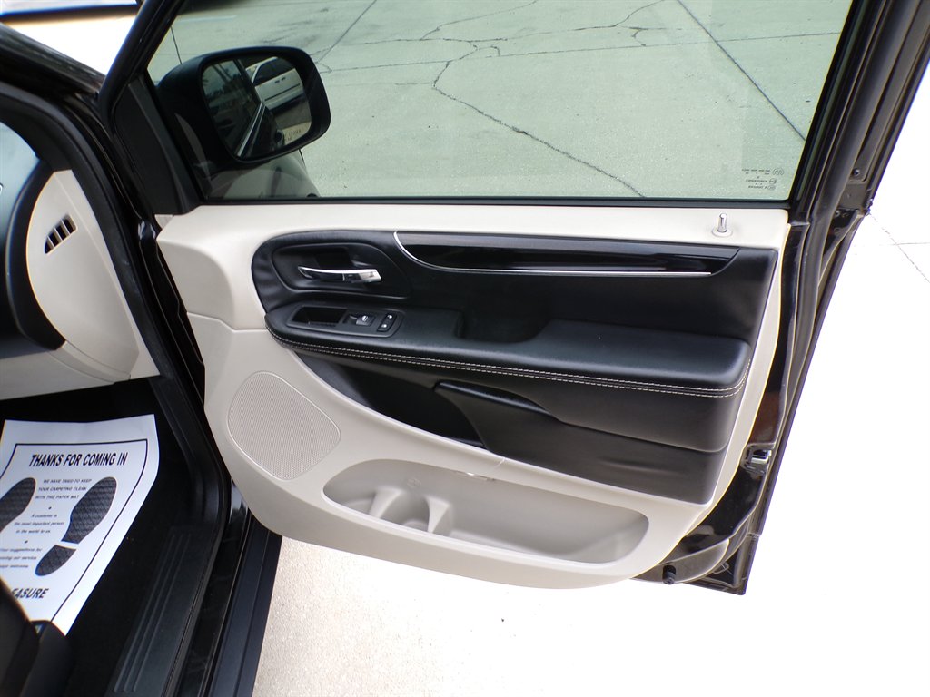 2017 Dodge Grand Caravan - $11,950