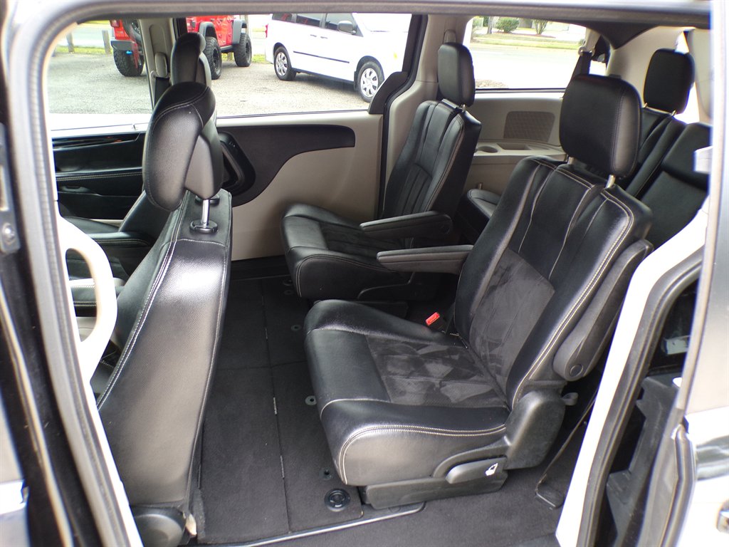 2017 Dodge Grand Caravan - $11,950