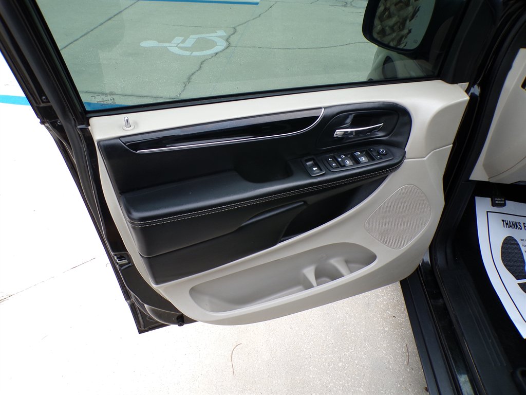 2017 Dodge Grand Caravan - $11,950