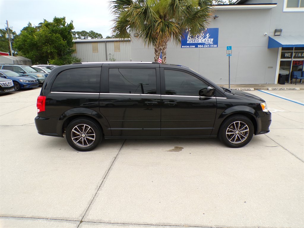 2017 Dodge Grand Caravan - $11,950