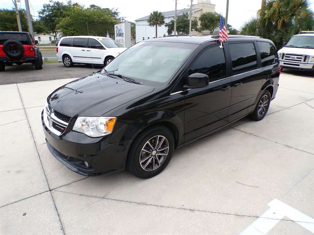 2017 Dodge Grand Caravan - $11,950
