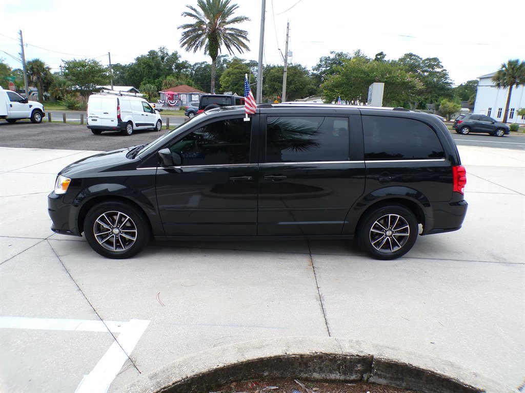 2017 Dodge Grand Caravan - $11,950