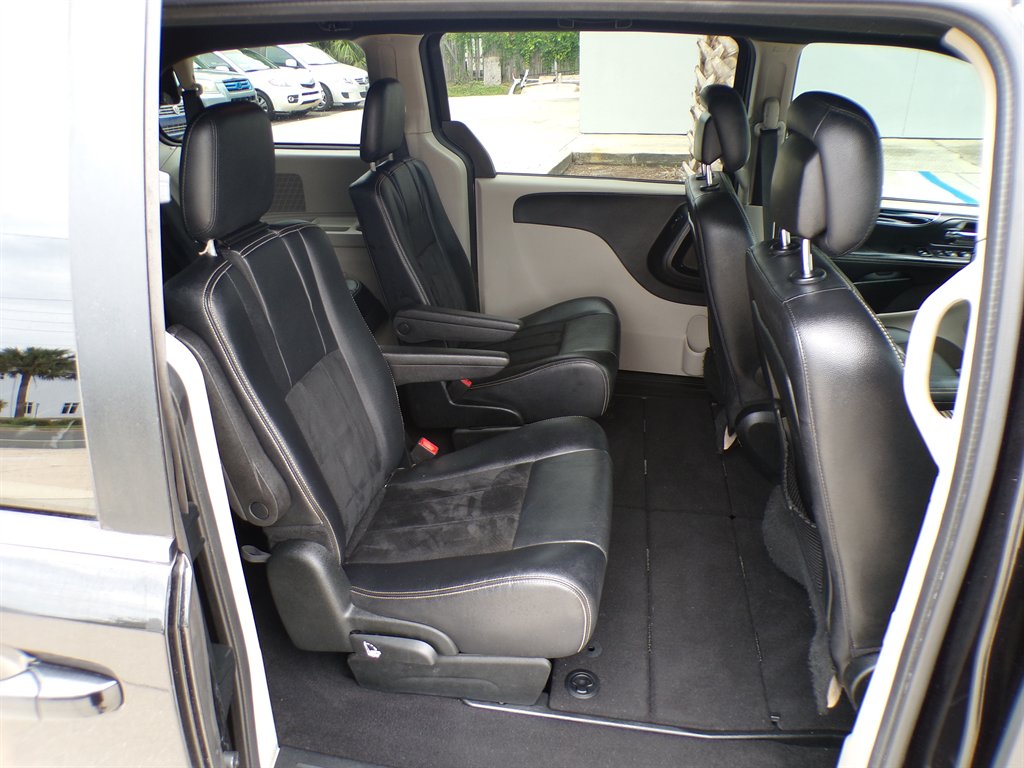 2017 Dodge Grand Caravan - $11,950
