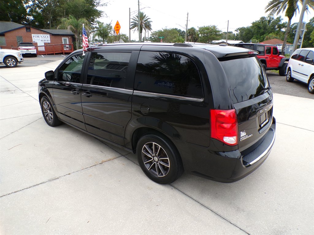 2017 Dodge Grand Caravan - $11,950