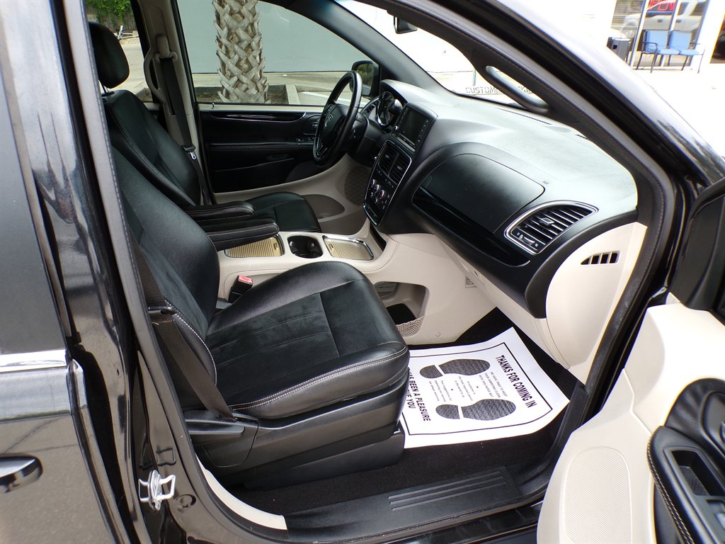 2017 Dodge Grand Caravan - $11,950