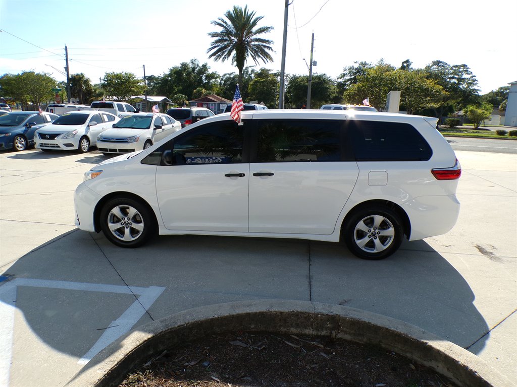 2018 Toyota Sienna - $11,950