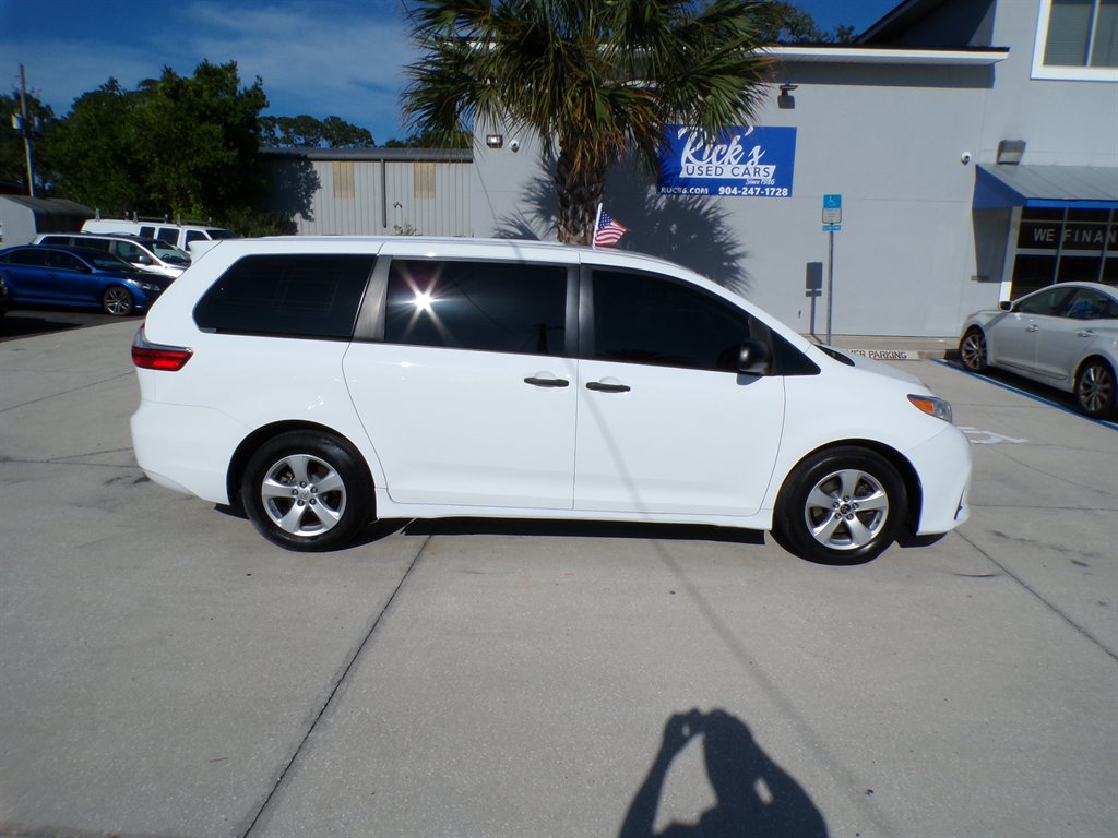 2018 Toyota Sienna - $11,950