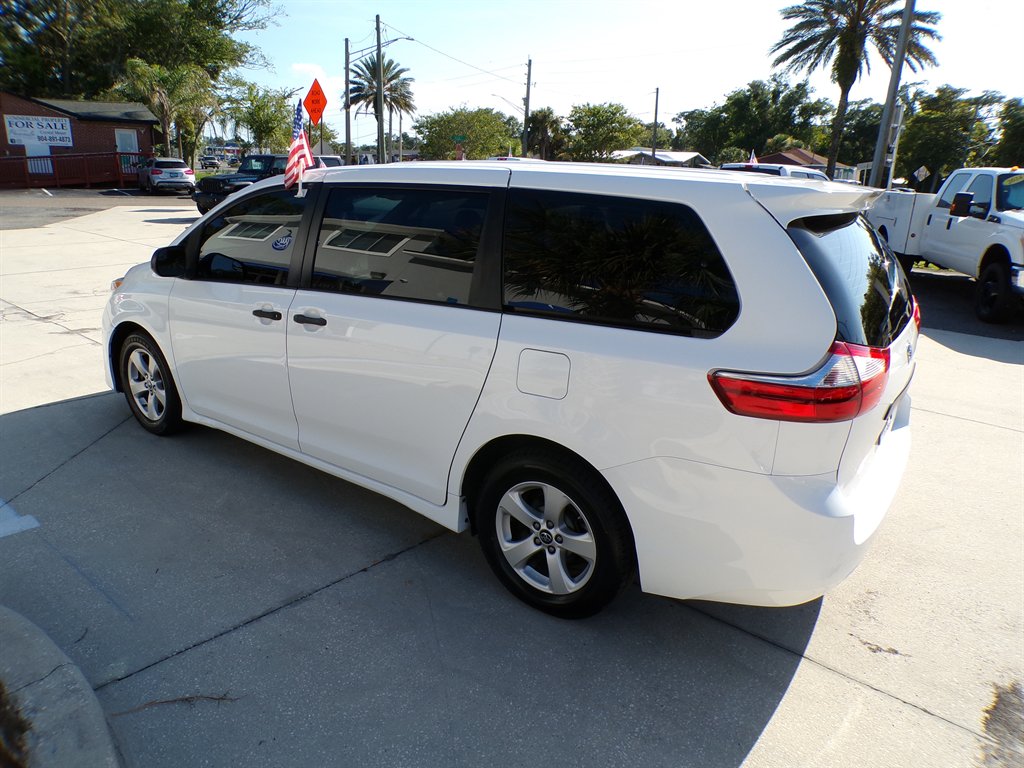 2018 Toyota Sienna - $11,950