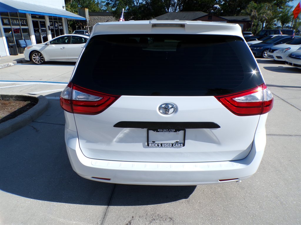 2018 Toyota Sienna - $11,950