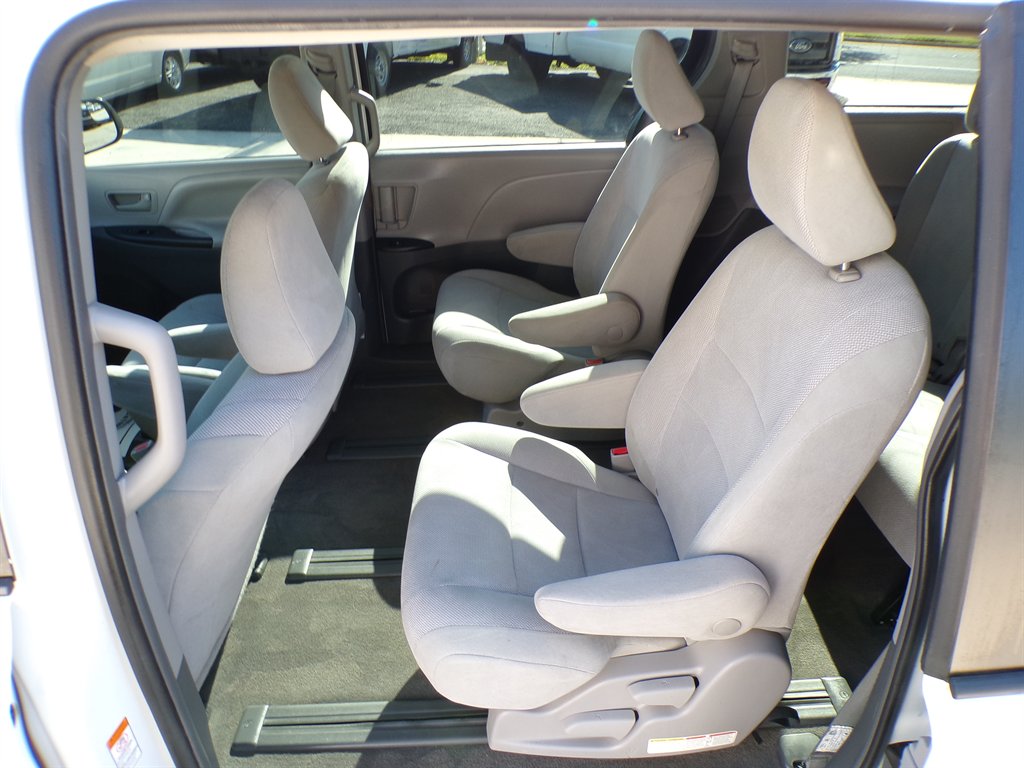 2018 Toyota Sienna - $11,950