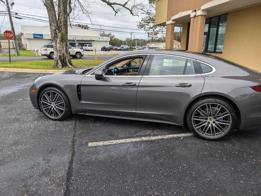 2018 Porsche Panamera 4 photo