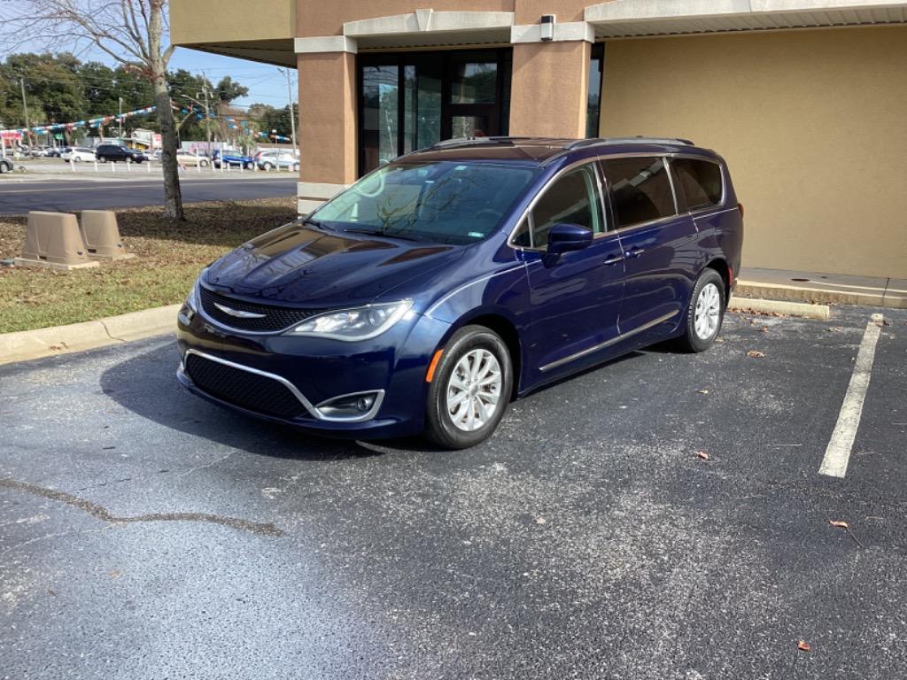 The 2017 Chrysler Pacifica Touring L photos