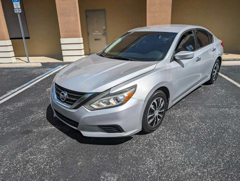 The 2016 Nissan Altima S photos