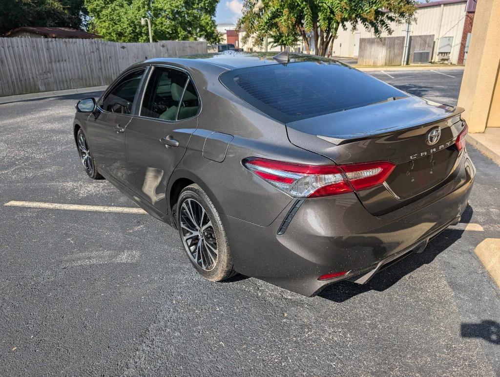 2020 Toyota Camry SE photo