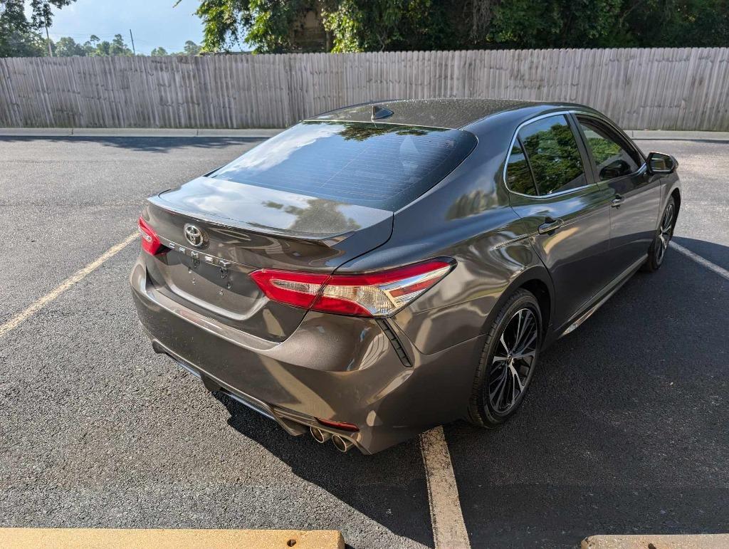 2020 Toyota Camry SE photo