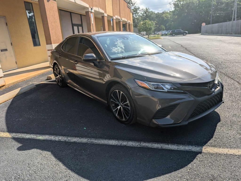 2020 Toyota Camry SE photo
