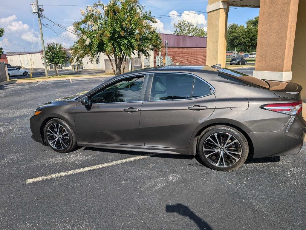 2020 Toyota Camry SE photo