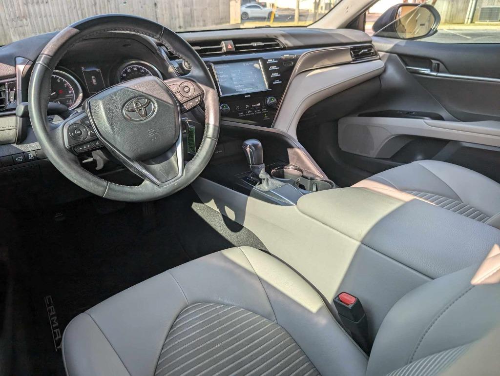 2020 Toyota Camry SE photo