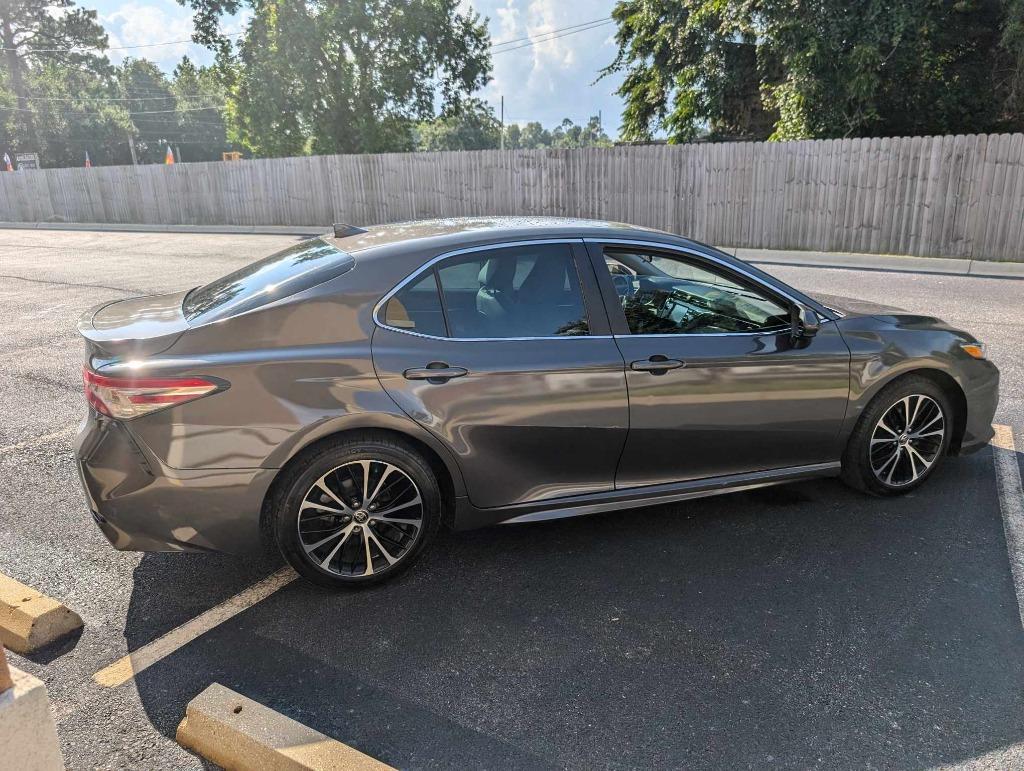 2020 Toyota Camry SE photo
