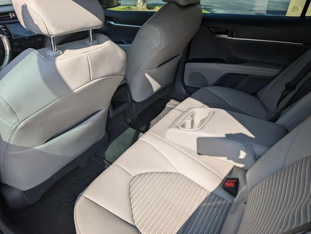 2020 Toyota Camry SE photo
