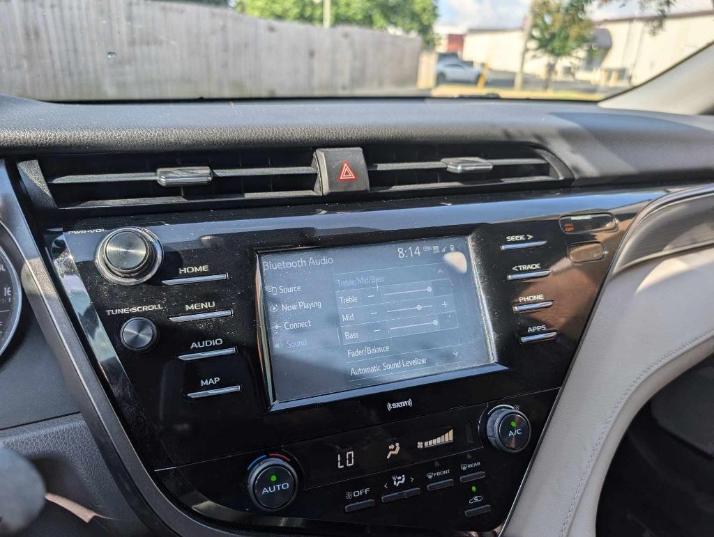 2020 Toyota Camry SE photo