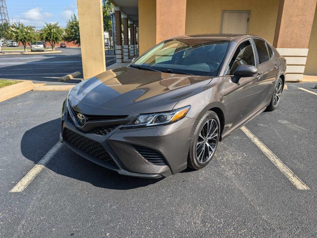 2020 Toyota Camry SE photo