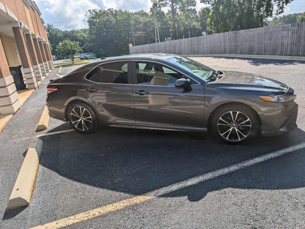 2020 Toyota Camry SE photo