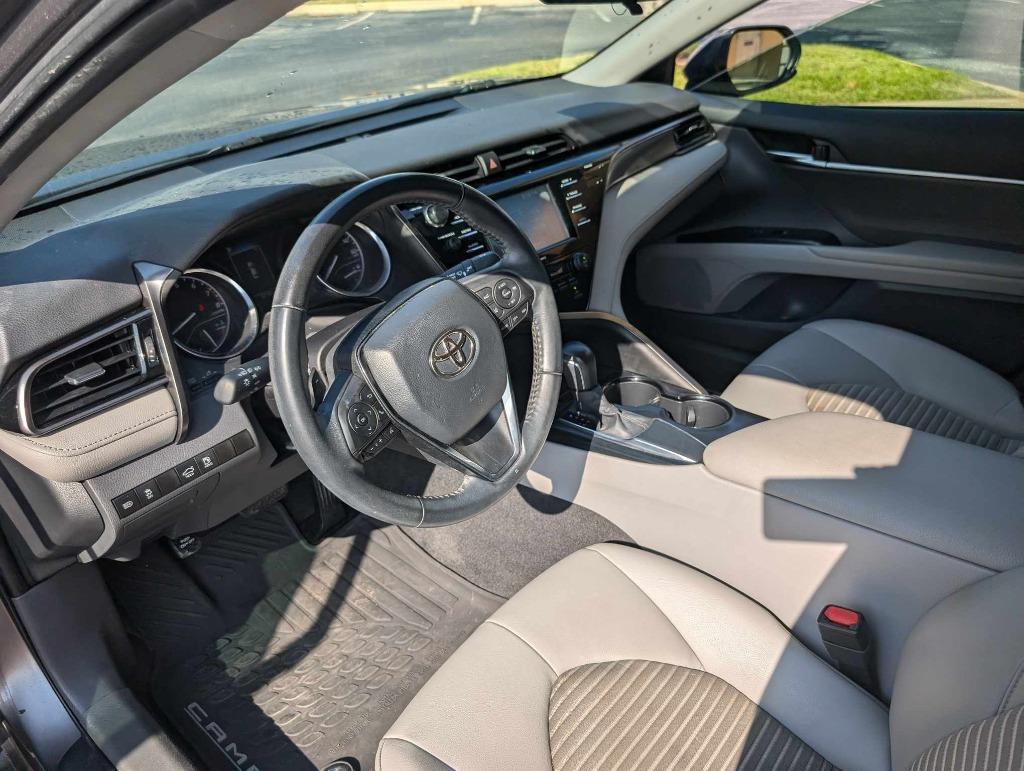 2020 Toyota Camry SE photo