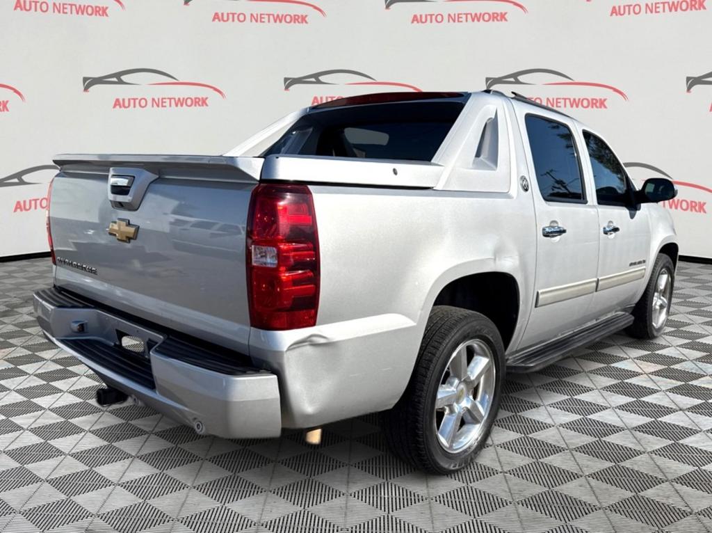 2013 Chevrolet Avalanche - $8,900