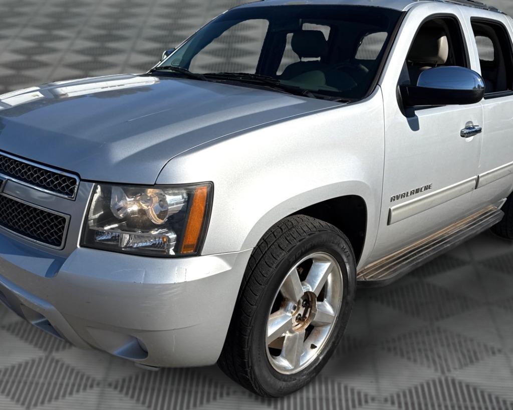 2013 Chevrolet Avalanche - $8,900