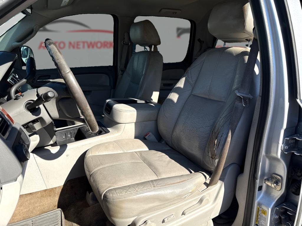 2013 Chevrolet Avalanche - $8,900