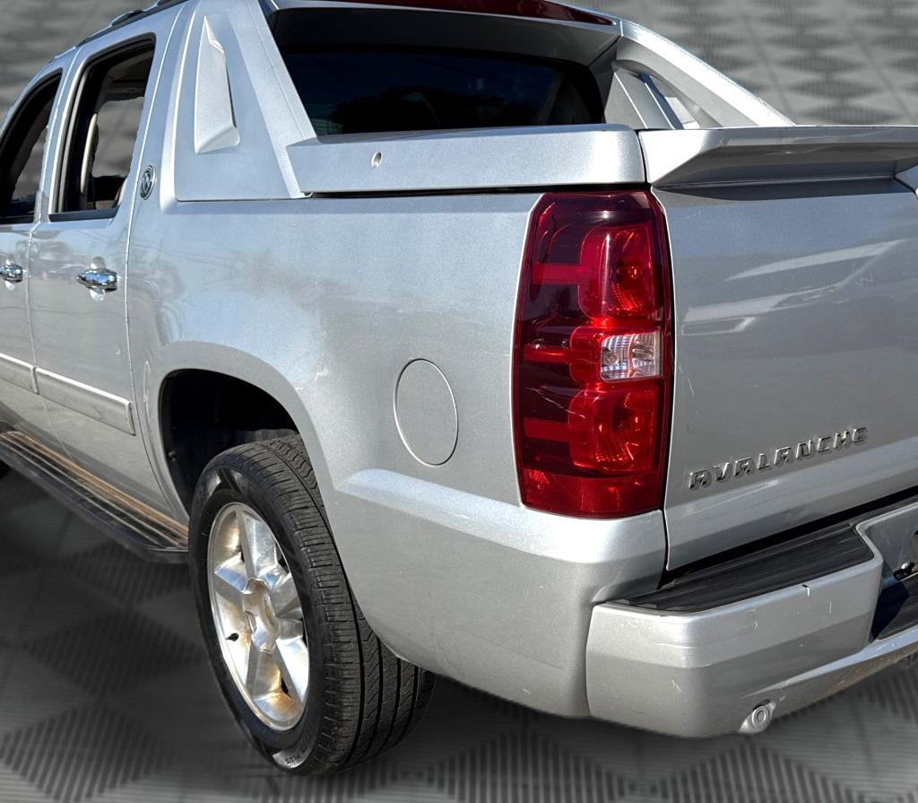 2013 Chevrolet Avalanche - $8,900