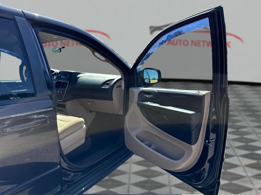 2016 Dodge Grand Caravan - $7,900
