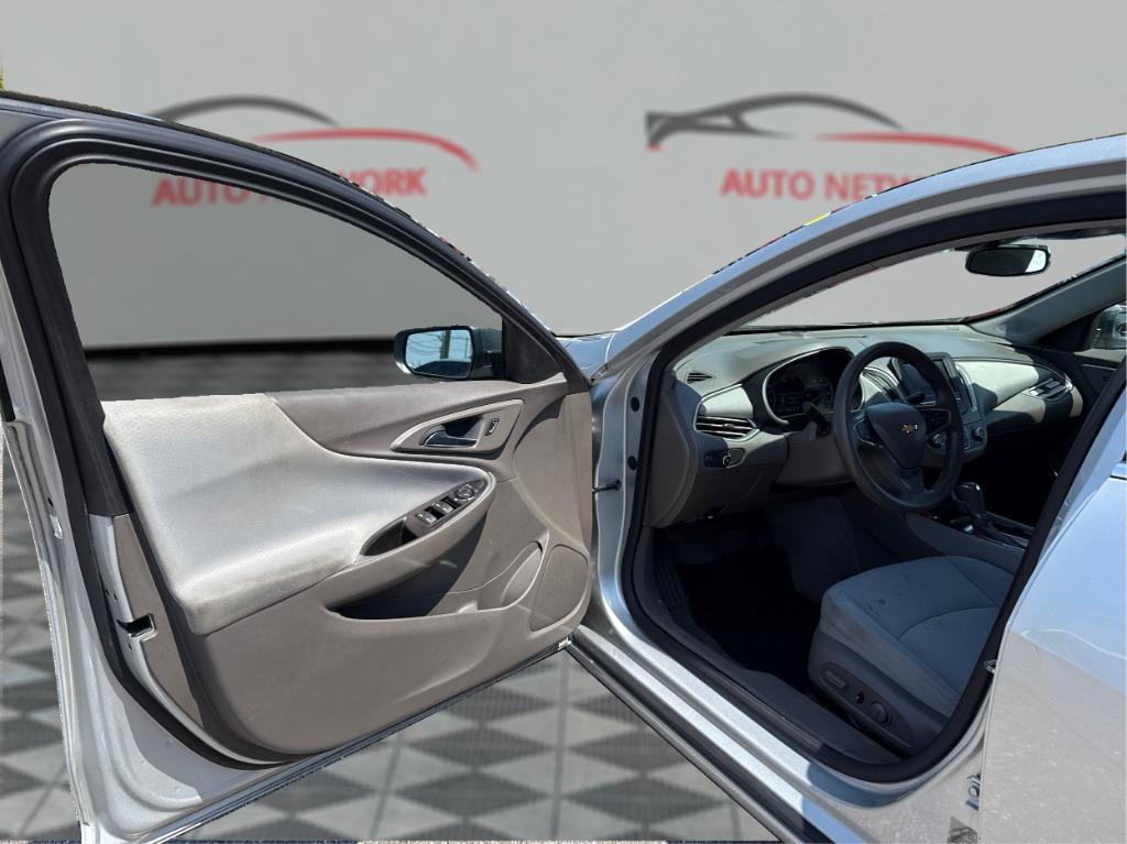 2017 Chevrolet Malibu - $8,900
