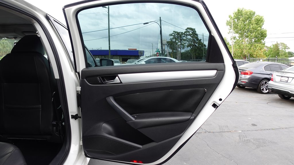 2013 Volkswagen Passat SE photo