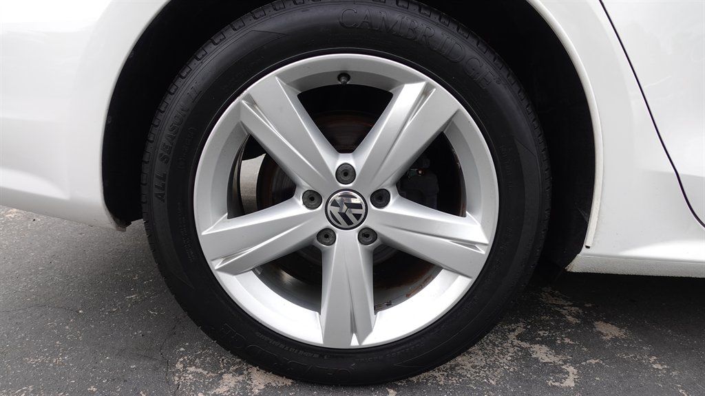 2013 Volkswagen Passat SE photo