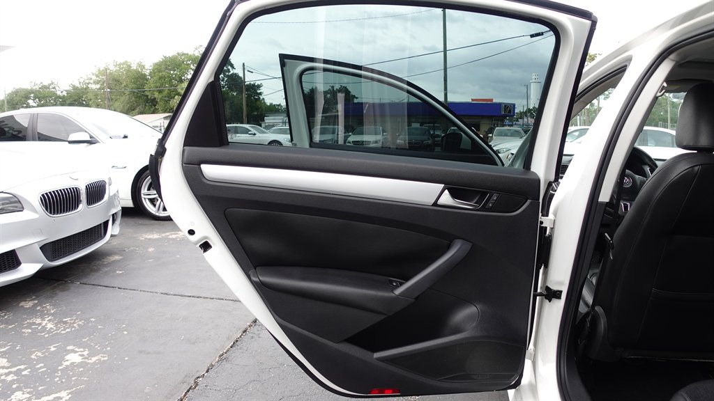 2013 Volkswagen Passat SE photo