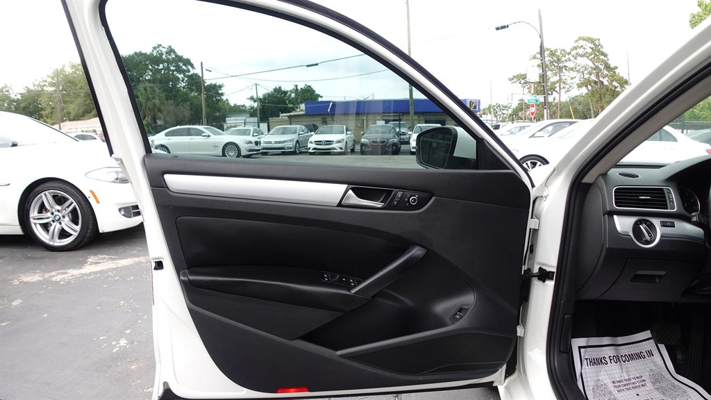 2013 Volkswagen Passat SE photo