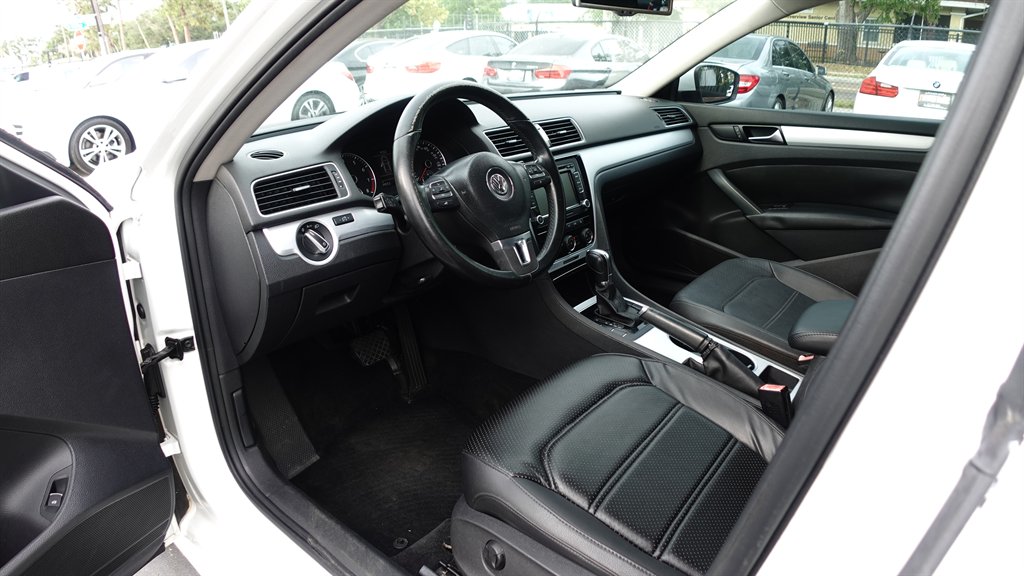 2013 Volkswagen Passat SE photo