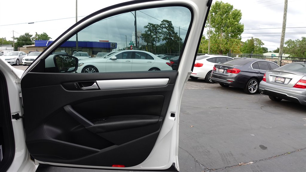 2013 Volkswagen Passat SE photo