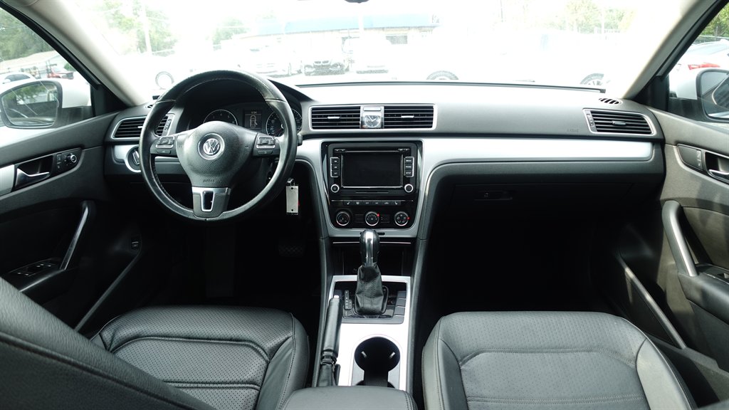 2013 Volkswagen Passat SE photo