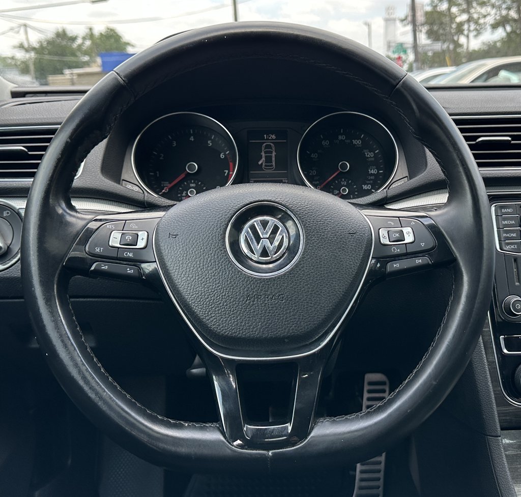 2016 Volkswagen Passat SEL Premium photo