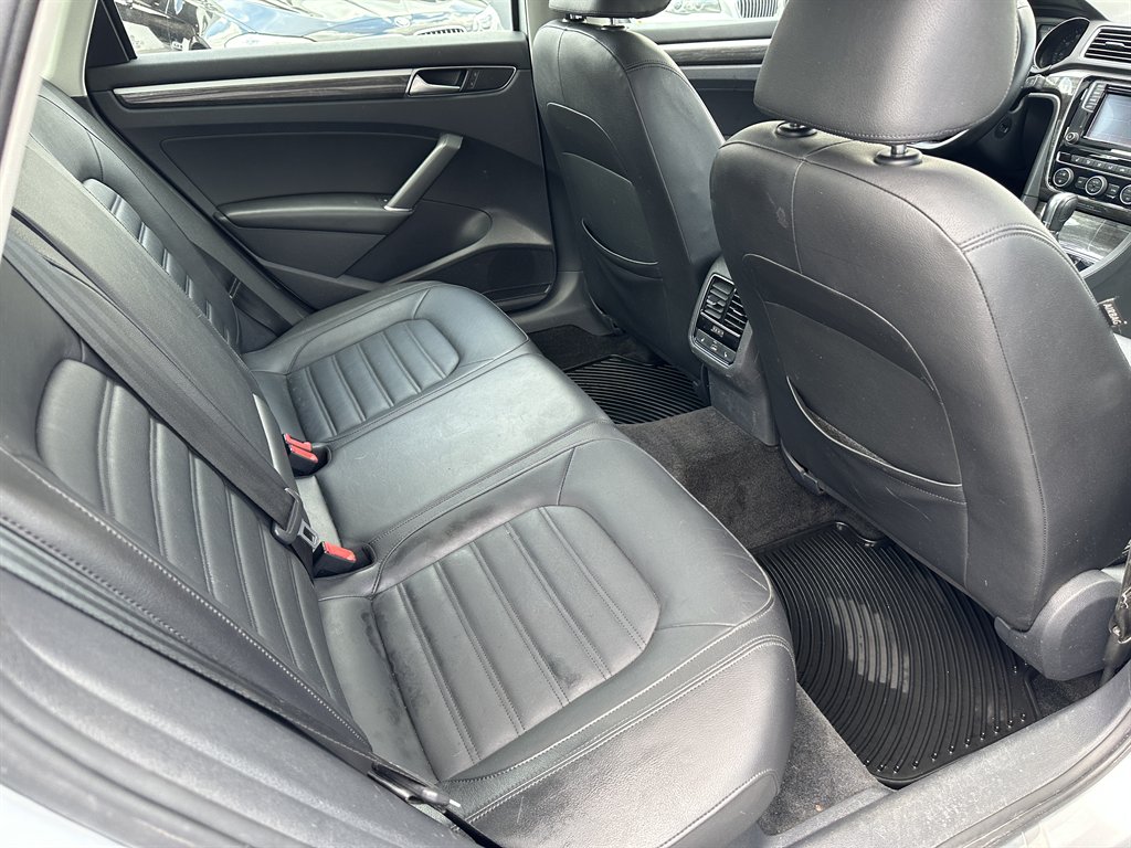 2016 Volkswagen Passat SEL Premium photo