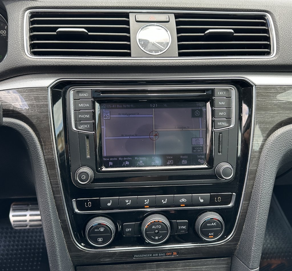 2016 Volkswagen Passat SEL Premium photo