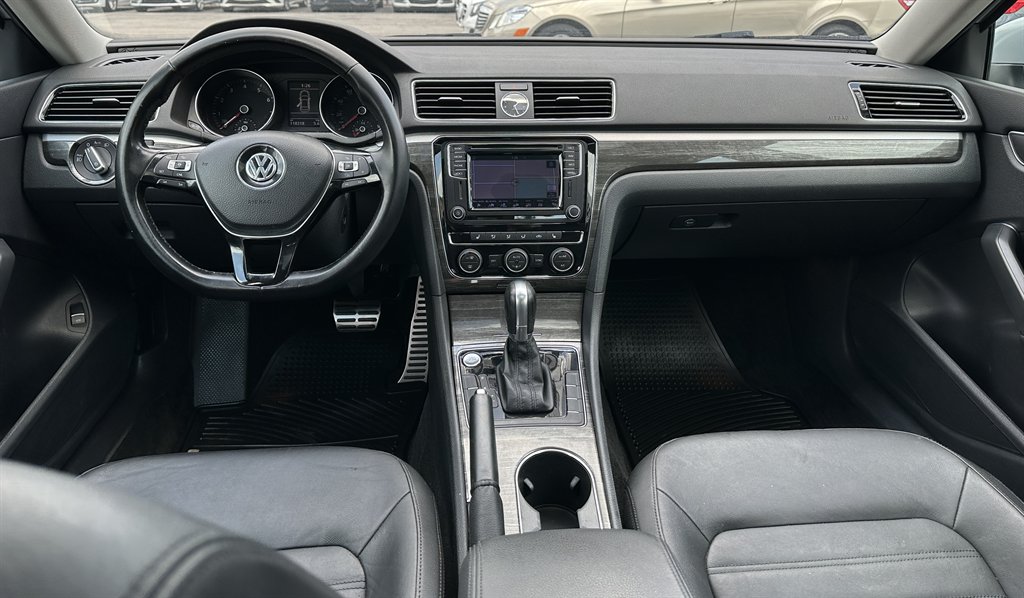 2016 Volkswagen Passat SEL Premium photo