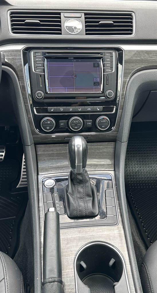 2016 Volkswagen Passat SEL Premium photo