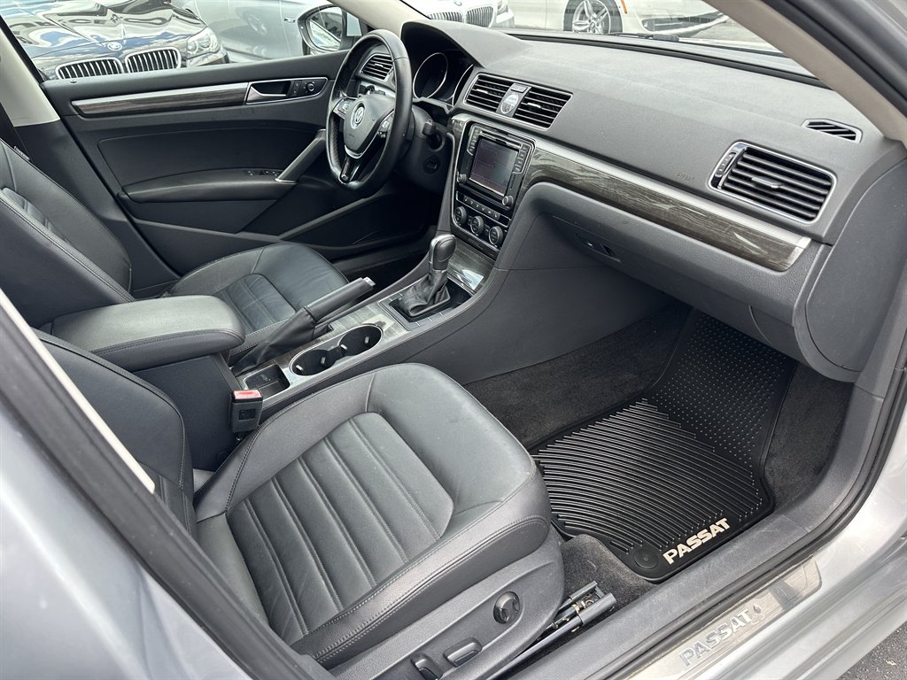 2016 Volkswagen Passat SEL Premium photo