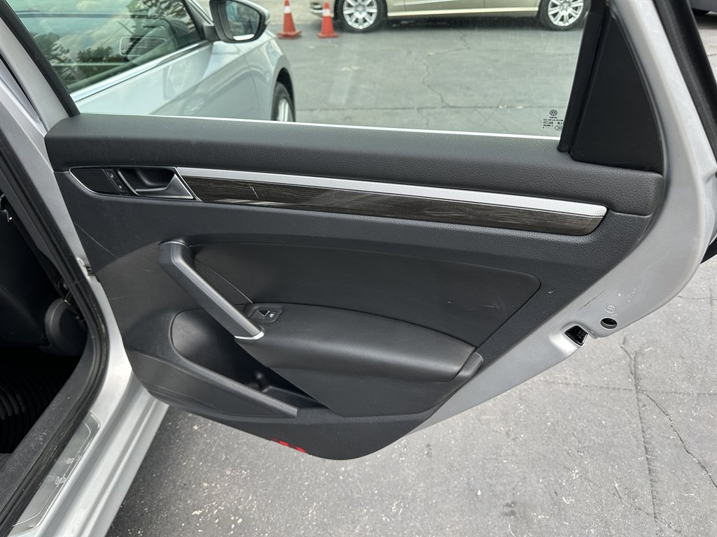 2016 Volkswagen Passat SEL Premium photo