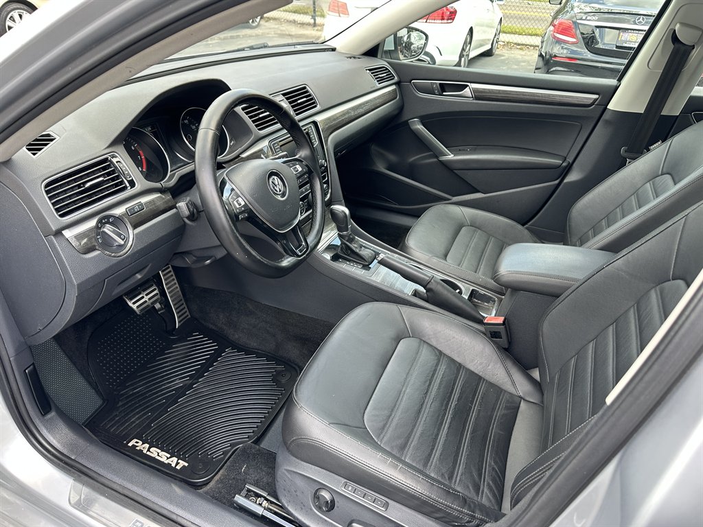 2016 Volkswagen Passat SEL Premium photo