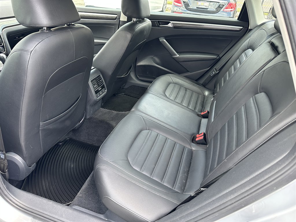 2016 Volkswagen Passat SEL Premium photo